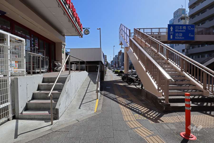 敷地南西側の前面道路（北西側から）