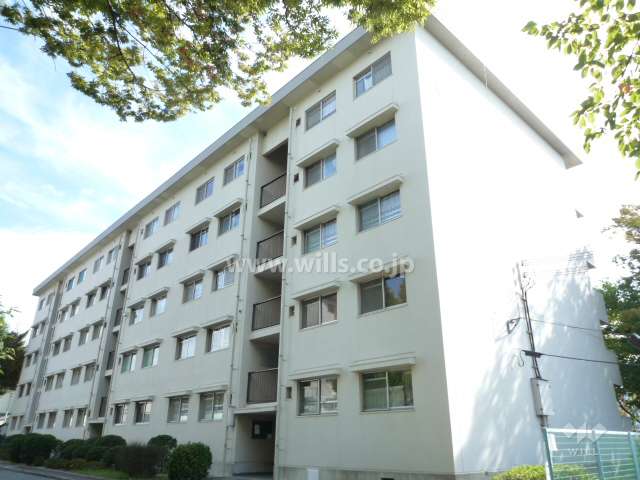 公社千里山田E団地A-1棟の外観（北西側から）