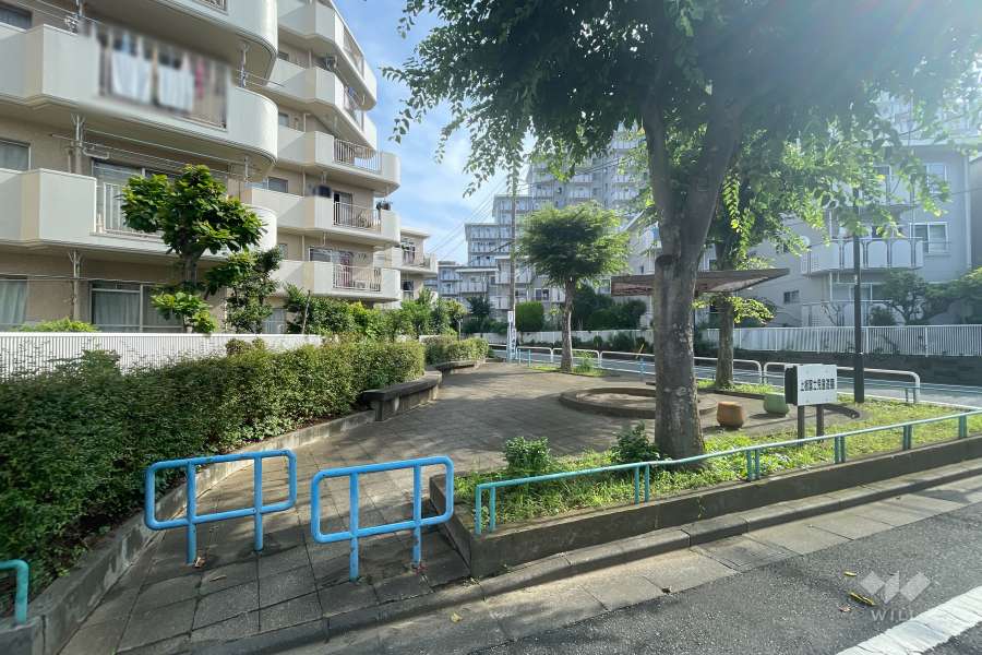 敷地に隣接した上板富士児童遊園

