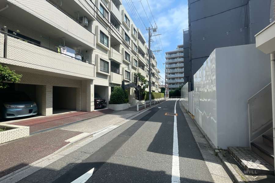敷地の東側前面道路（南側から）