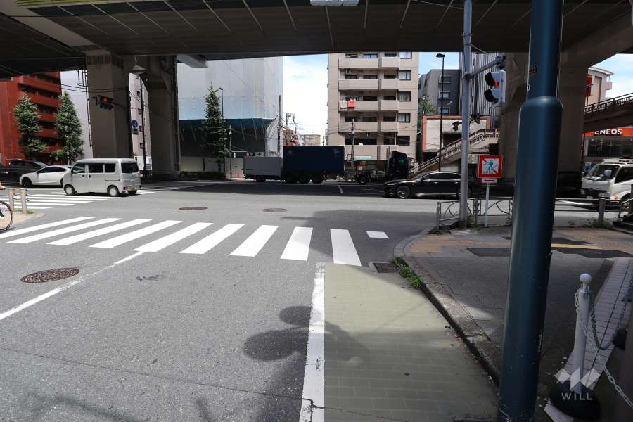 敷地北側の前面道路（西側から）