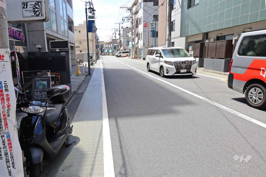 敷地北側の前面道路（東側から）