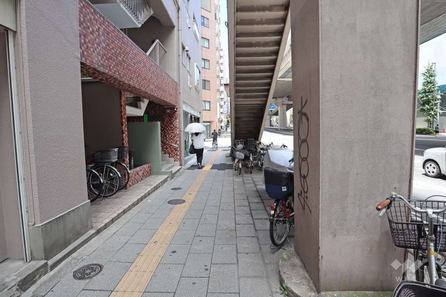 敷地東側の前面道路（南側から）