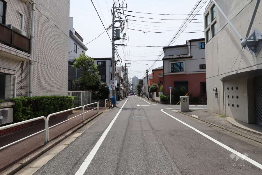 敷地南西側の前面道路（北西側から）