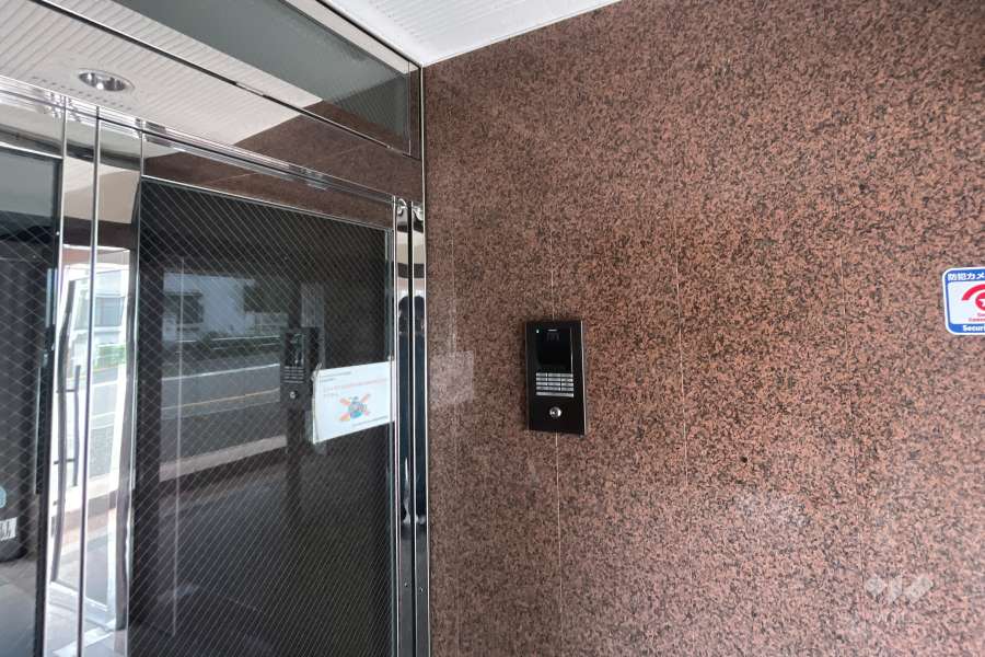 エントランスはオートロック付きです。