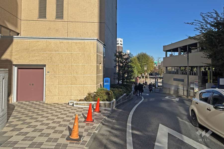敷地の東側前面道路（南側から）