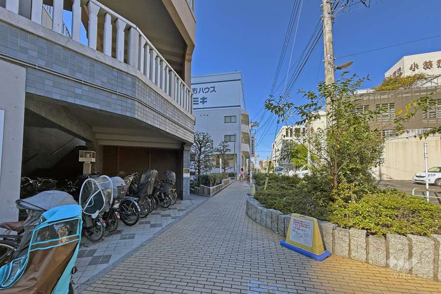 敷地の南東側通路（南西側から）