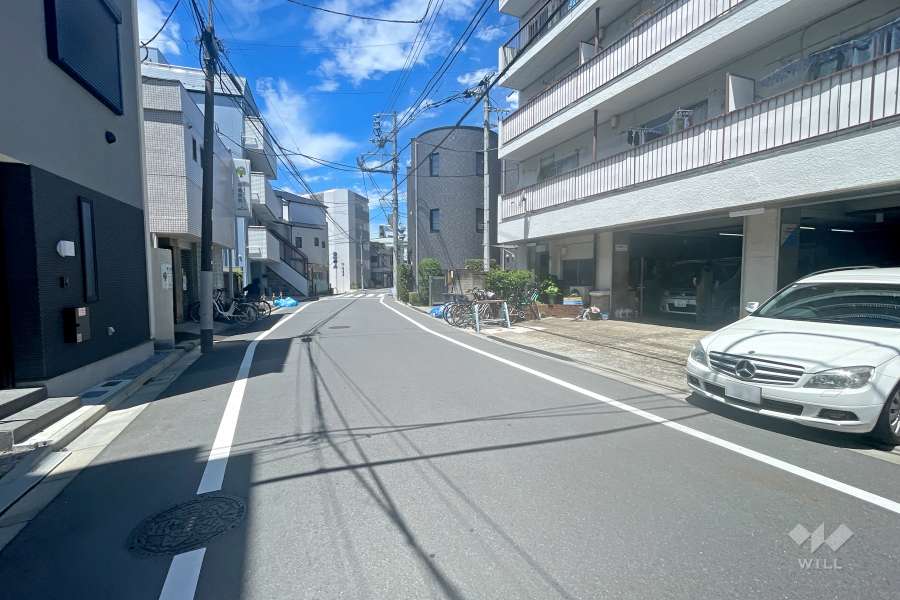 敷地の南側前面道路（東側から）