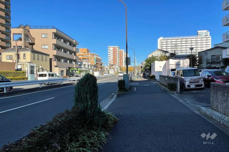 敷地北西側の前面道路