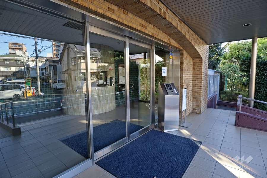 エントランスはオートロック付きです。