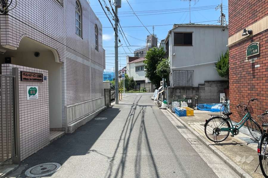敷地の南側前面道路（東側から）