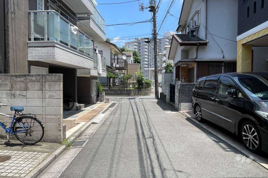 敷地の南側前面道路（西側から）