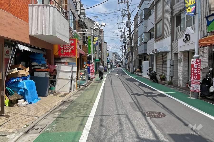 敷地南側の前面道路（東側から）