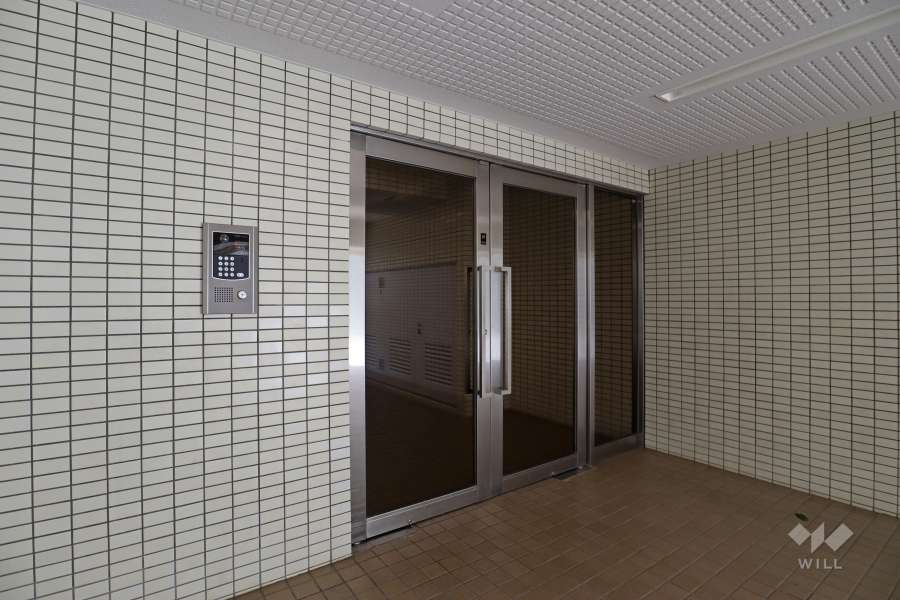 エントランスはオートロック付きです。