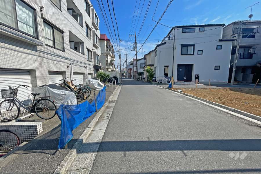 敷地の西側前面道路（北側から）