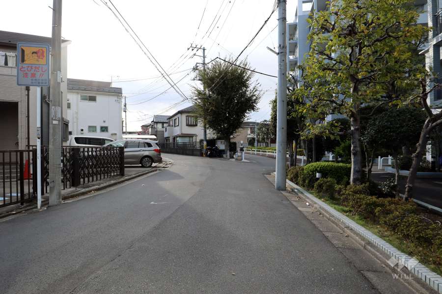 敷地の南側前面道路（東側から）