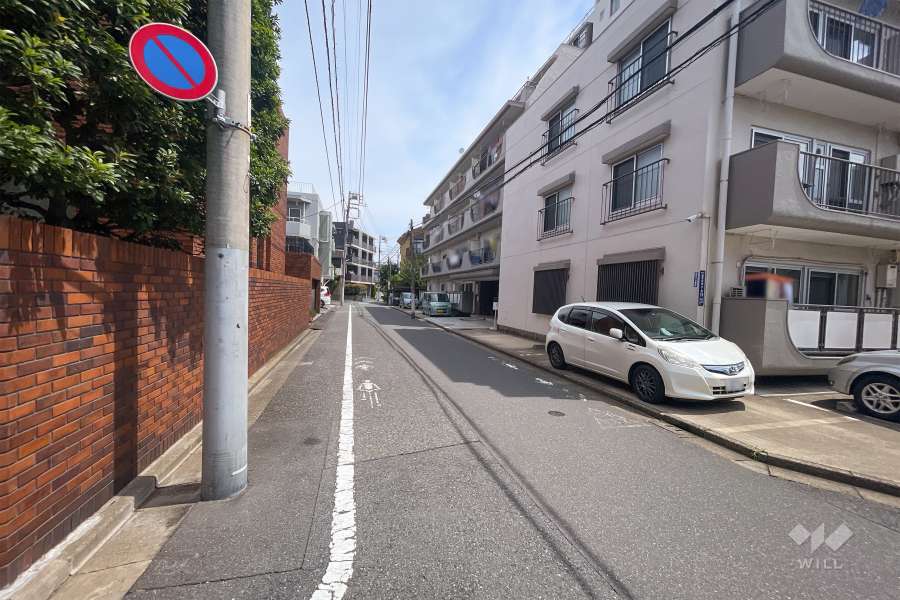 敷地西側の前面道路（南側から）