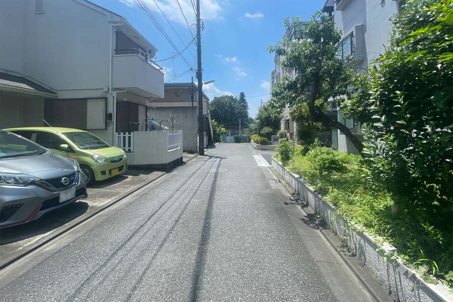敷地の東側前面道路（北側から）