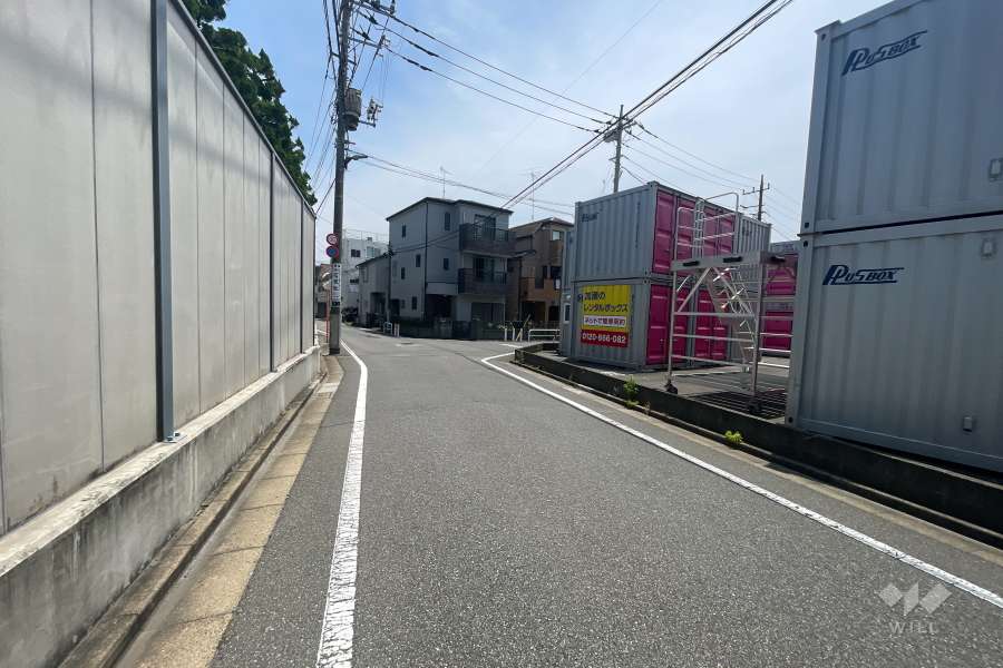 敷地北側の前面道路（西側から）