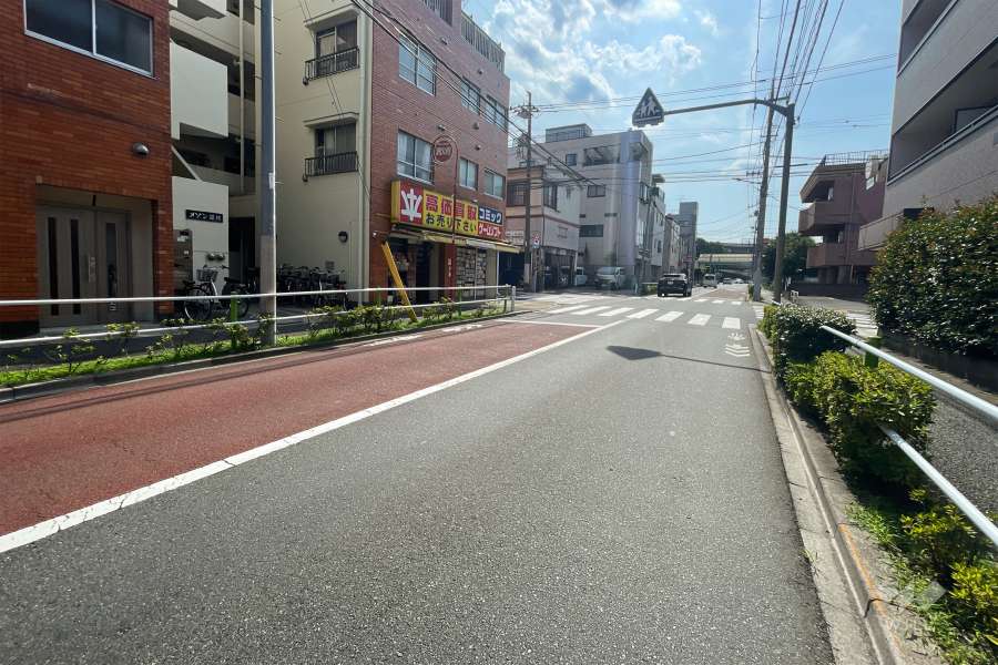 敷地北側の前面道路（東側から）