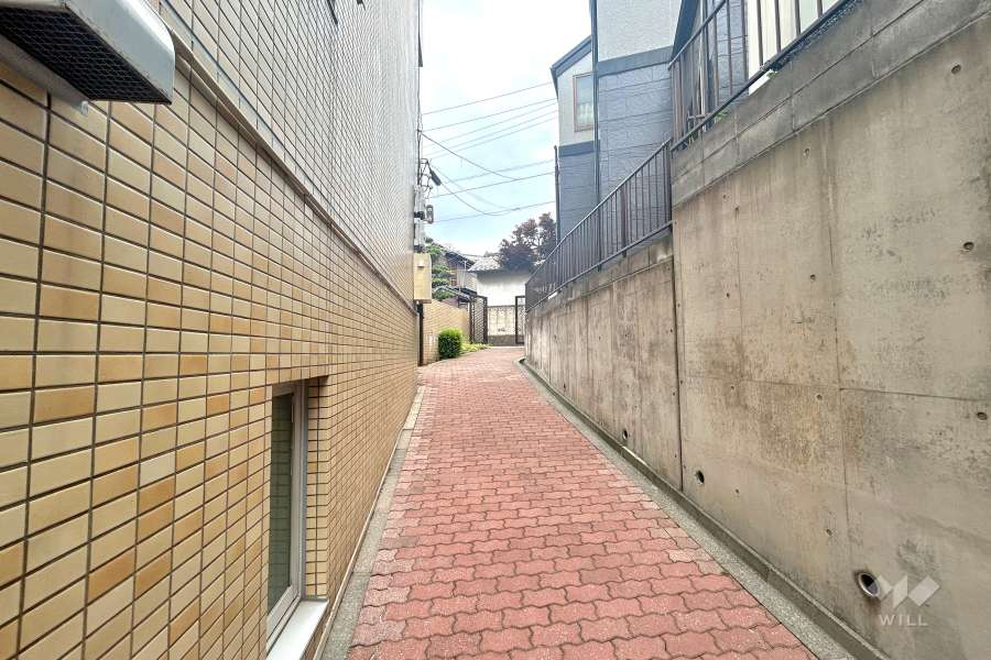 敷地北側入口の通路