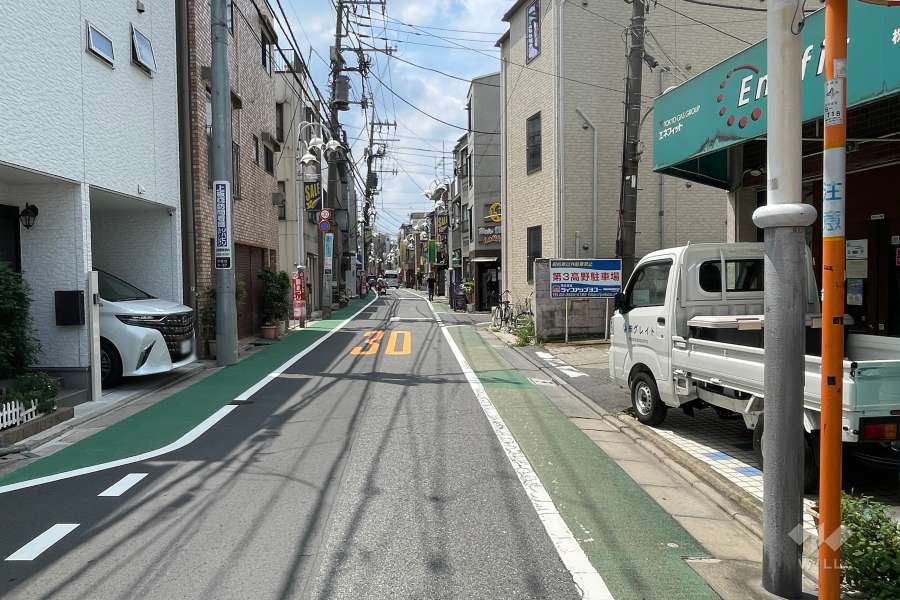 敷地南側の前面道路
