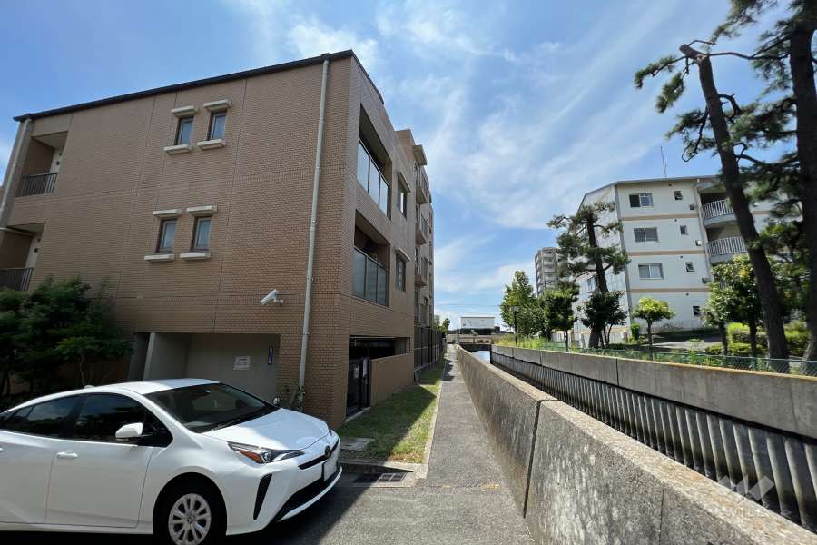 敷地西側には堀切川が流れています。