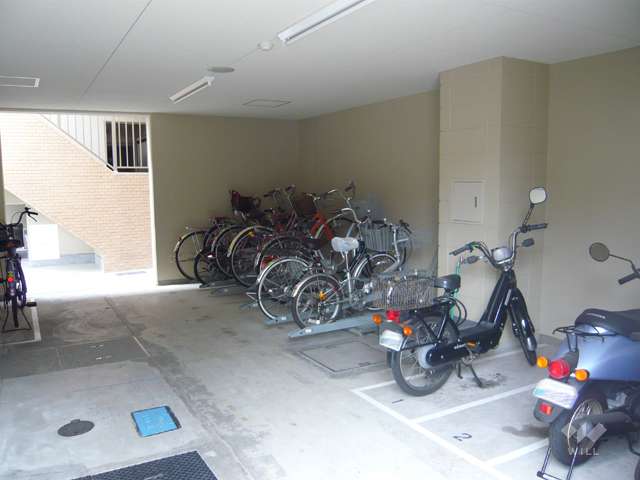 建物1階部分にある駐輪場とバイク置き場