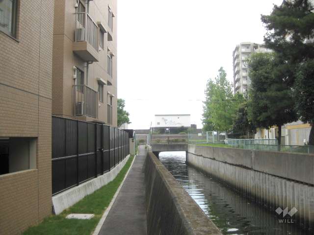 敷地の東側には川が流れています。（芦屋市との市境です）