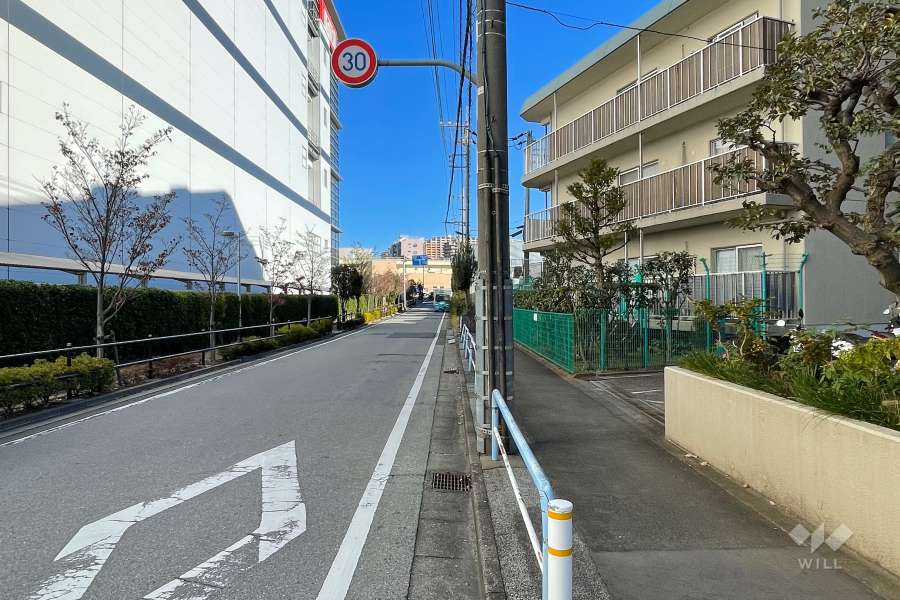 敷地北側の前面道路
