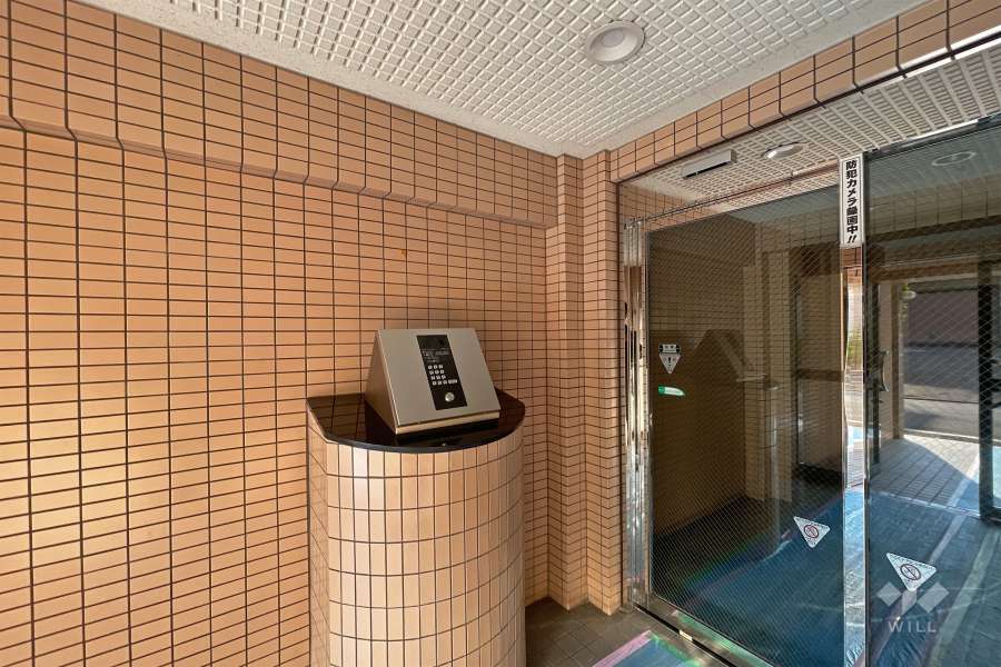エントランスはオートロック付きです。