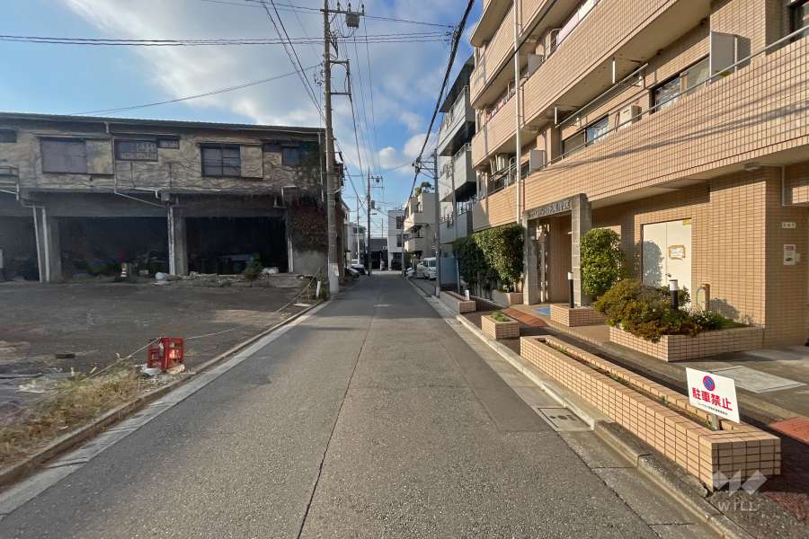 敷地南西側の前面道路（南東側から）