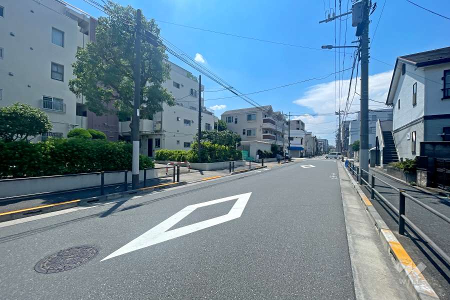 敷地の北側前面道路（東側から）