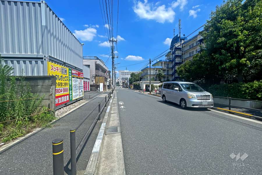 敷地の北側前面道路（西側から）