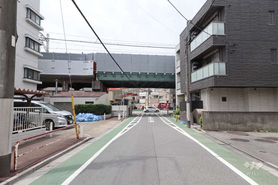 敷地北側の前面道路（東側から）