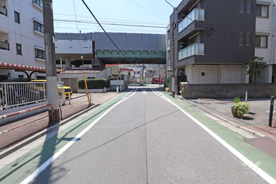 敷地北側の前面道路（東側から）