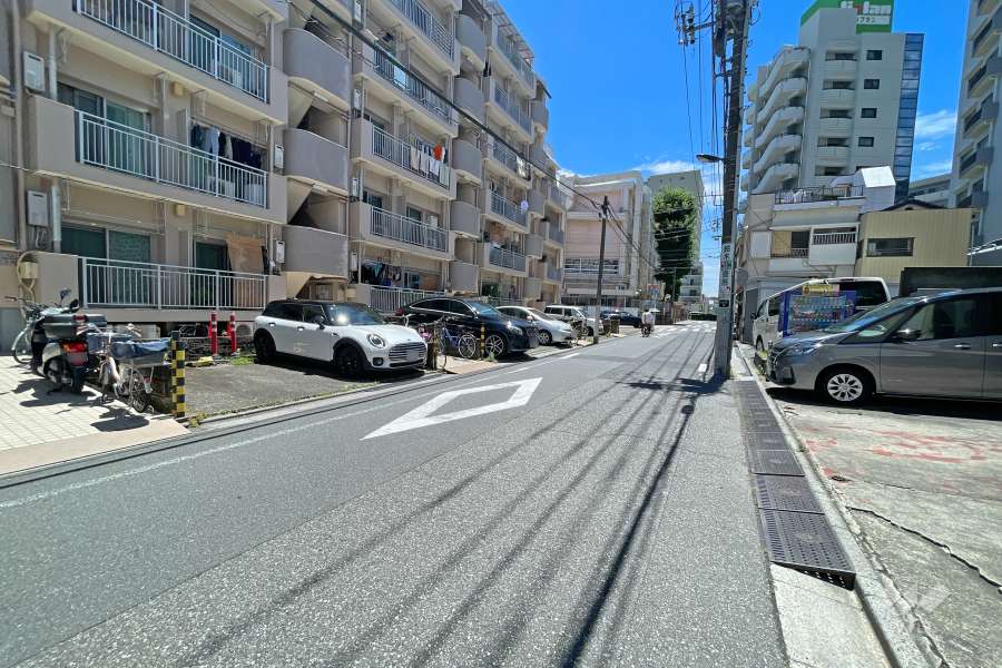 敷地西側の前面道路（北側から）