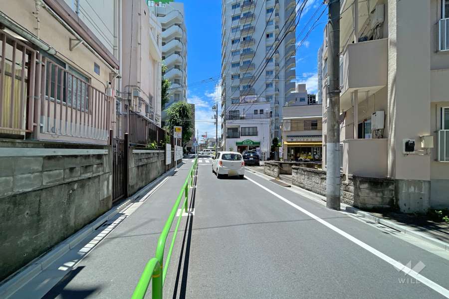 敷地南側の前面道路（東側から）