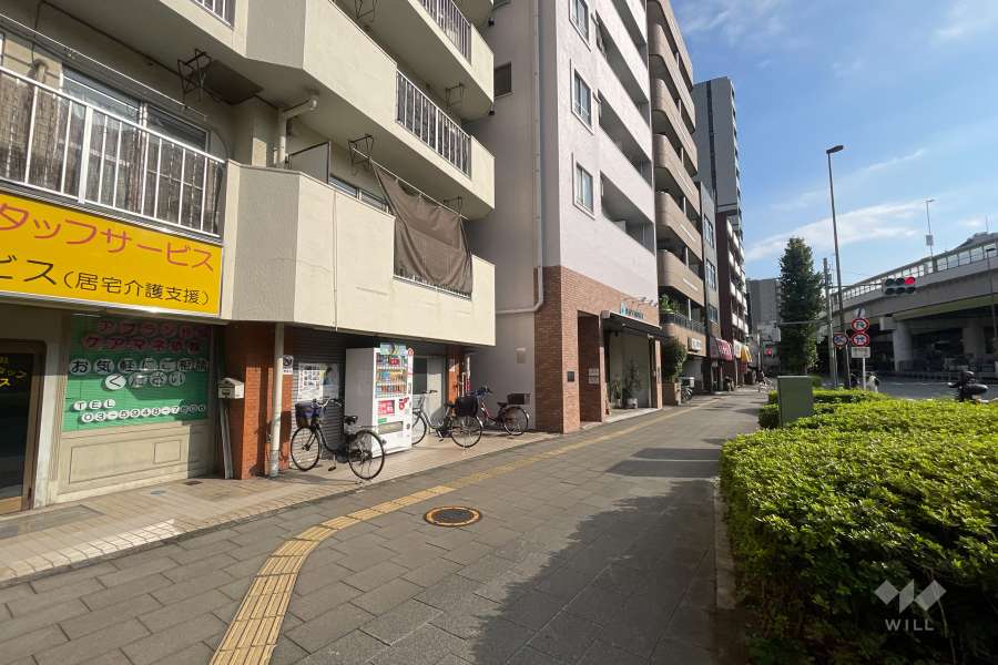 敷地西側の前面道路