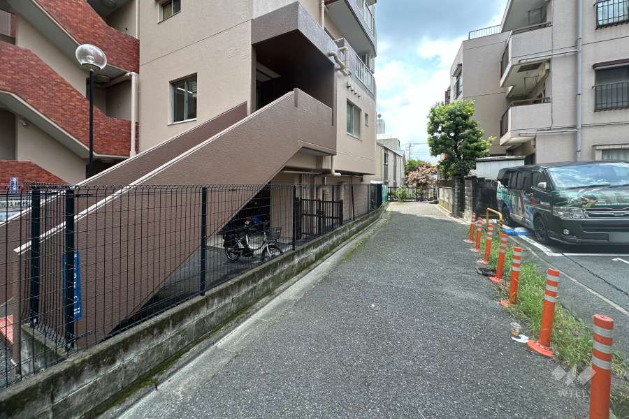 敷地の北側前面道路（東側から）