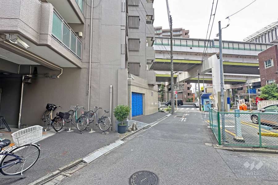 敷地の北側前面道路（東側から）