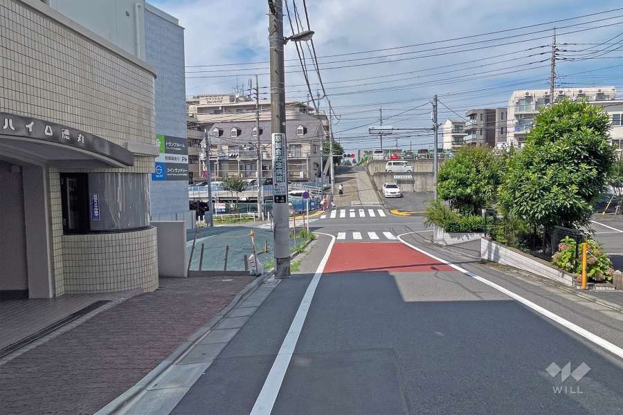 敷地の東側前面道路（南側から）