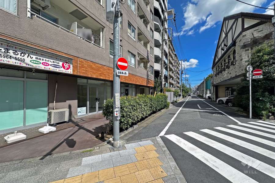 敷地の南側前面道路（西側から）