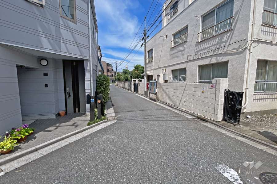 敷地の南側前面道路（東側から）