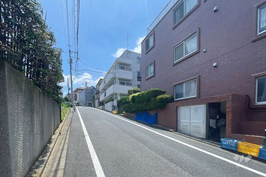 敷地北東側の前面道路　