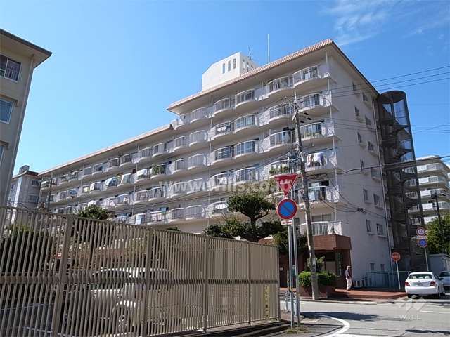 阪急逆瀬台マンションの外観（北東側から）