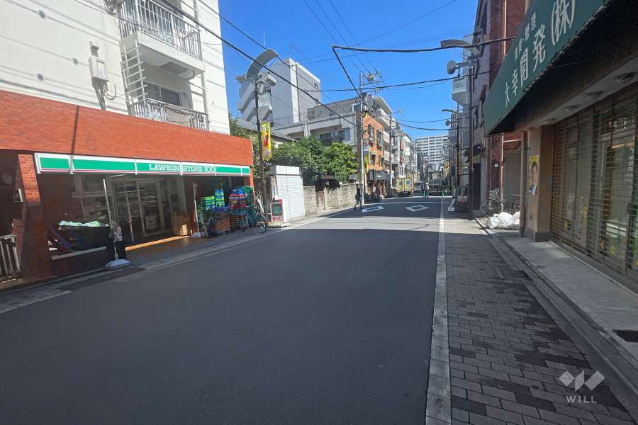 敷地東側の前面道路（南側から）
