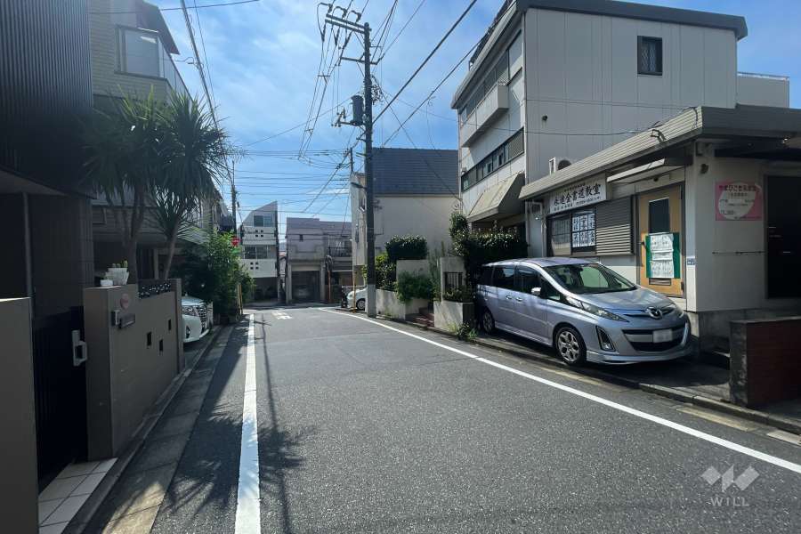 敷地北東側の前面道路（北西側から）