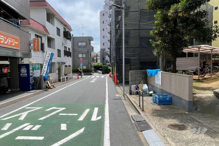 敷地の東側前面道路（北側から）
