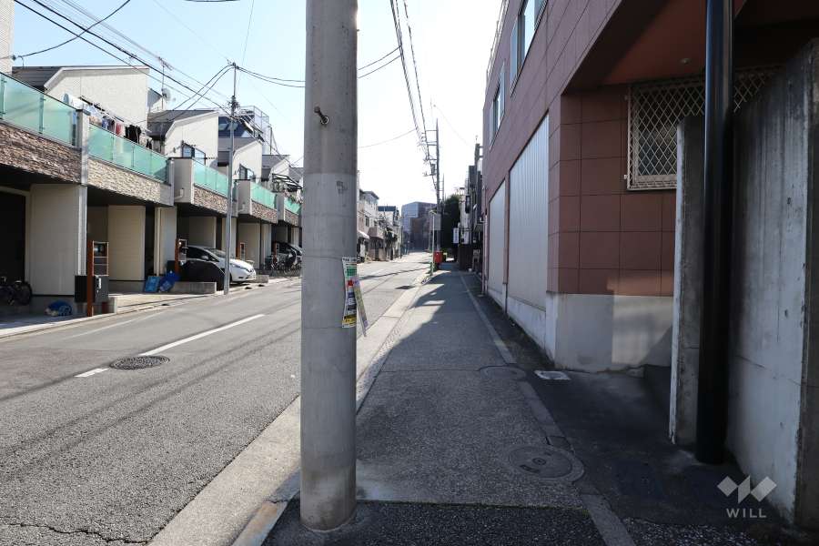 敷地西側の前面道路（北側から）
